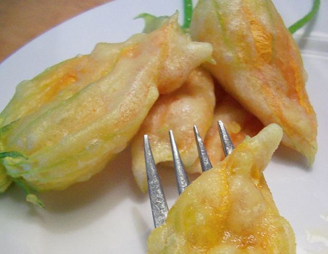 I fiori di zucca in pastella, la ricetta facile