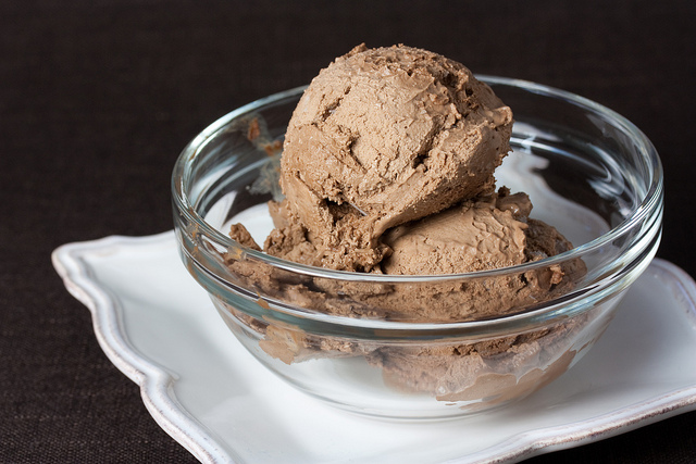 Come preparare il gelato al cioccolato con la ricetta senza uova