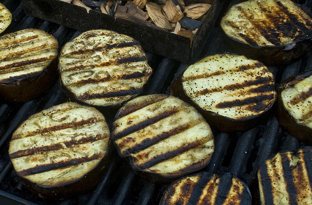 Come preparare le melanzane grigliate con la ricetta semplice