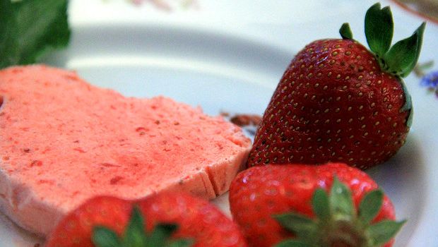 Come preparare il semifreddo alla fragola e ricotta