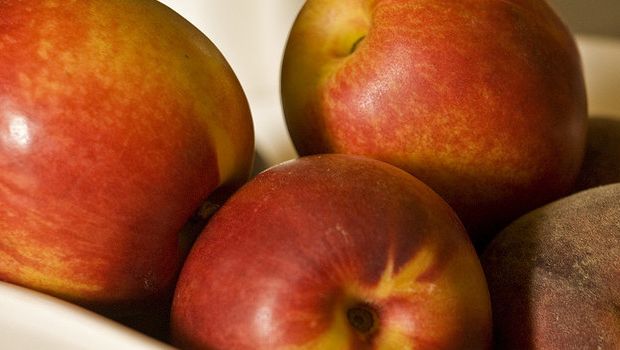 Le pesche al forno senza amaretti nel dessert di fine pasto veloce