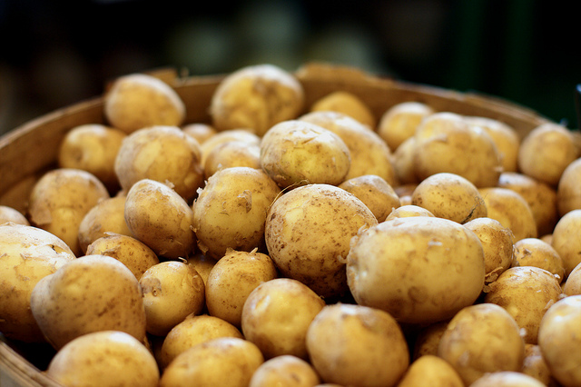 Le patate novelle da fare in padella con la buccia, ecco la ricetta