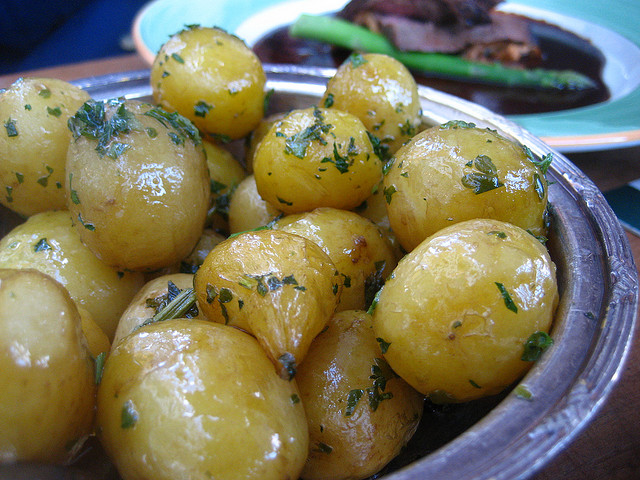 Ecco la ricetta delle patate novelle al forno per il contorno gustoso