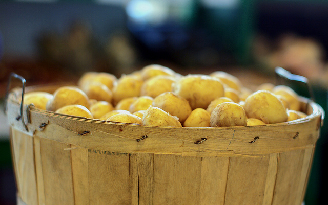 La ricetta delle patate novelle al cartoccio per un contorno saporito