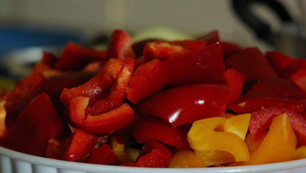 Peperoni in padella con pomodorini per il contorno veloce