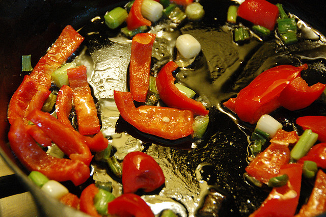 I peperoni con acciughe in padella da provare per un contorno gustoso