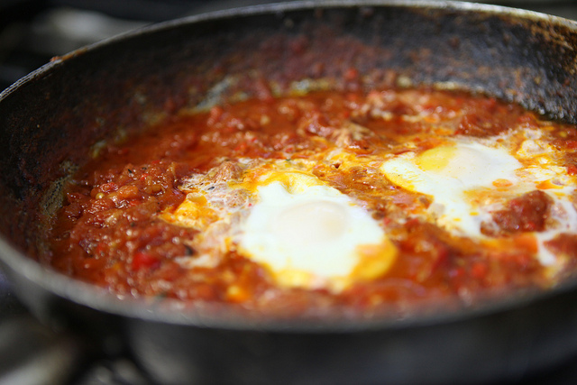 I pomodori con le uova con la ricetta per un secondo piatto gustoso