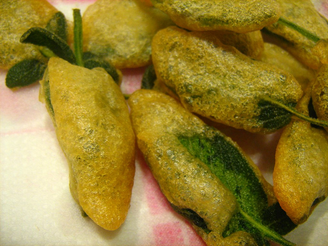 La salvia fritta ripiena nella ricetta ideale per l’antipasto