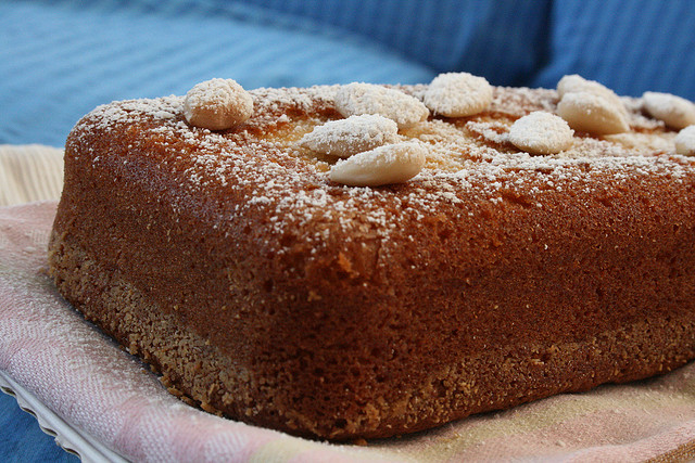 Ecco la torta mandorle e cioccolato bianco di Benedetta Parodi