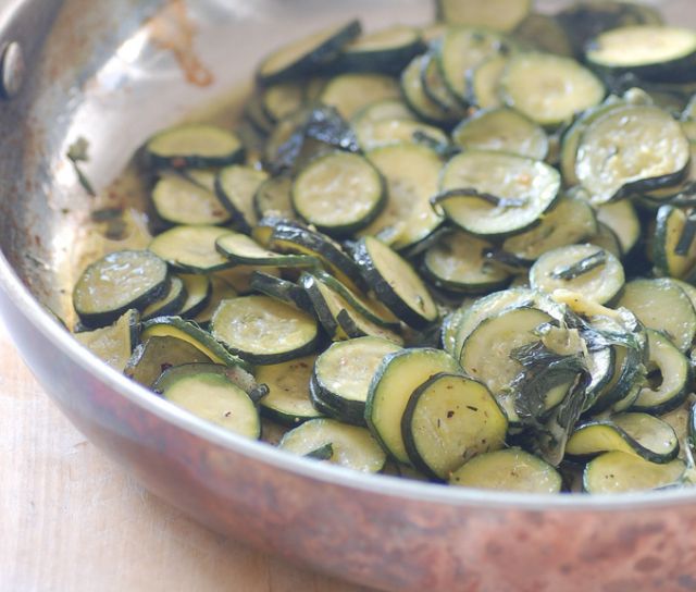 Come preparare le zucchine con menta e basilico