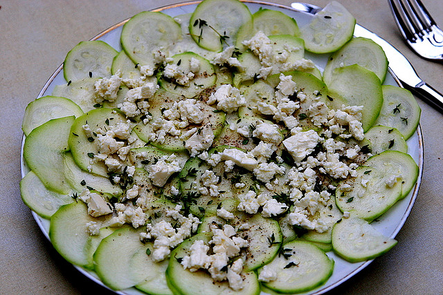 Le zucchine con menta e feta nel contorno estivo facile e veloce