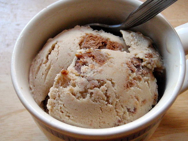 Come preparare il gelato agli amaretti con la gelatiera