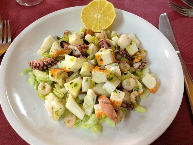 Come preparare l&#8217;insalata di pesce e verdure con la ricetta per la cena estiva