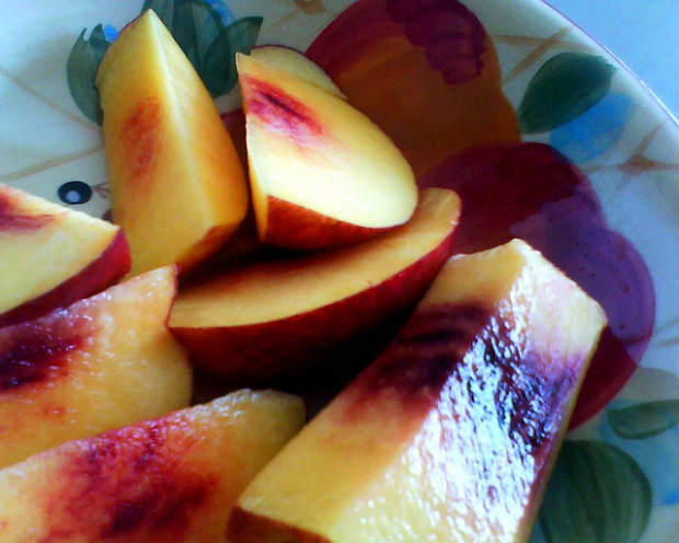 La ricetta dell’insalata di pesche e menta per un dessert insolito