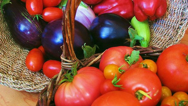 Ecco le melanzane con pomodorini e basilico con la ricetta veloce