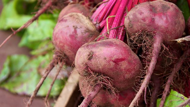 Le barbabietole con patate per un contorno originale