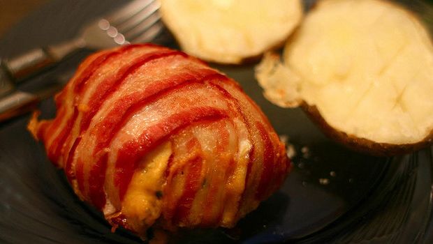 Le patate novelle con formaggio e pancetta per un contorno sfizioso