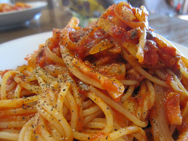 Pasta con melanzane e peperoni con la ricetta da leccarsi i baffi