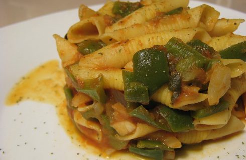 Spaghetti con i peperoncini verdi e formaggio con la ricetta gustosa