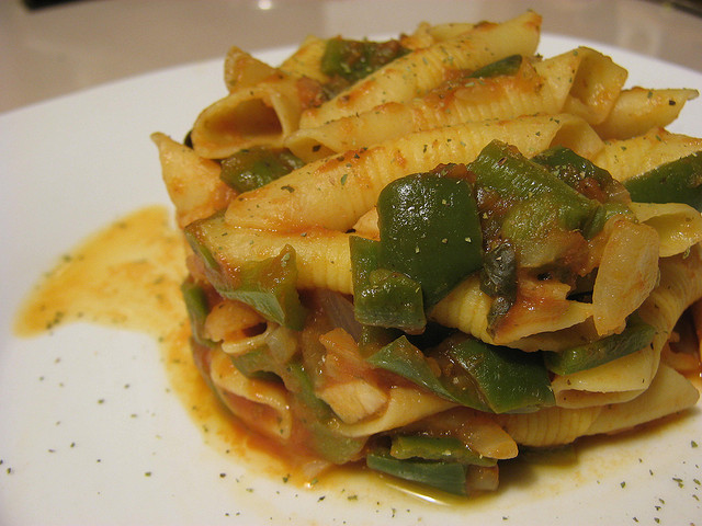 Spaghetti con i peperoncini verdi e formaggio con la ricetta gustosa