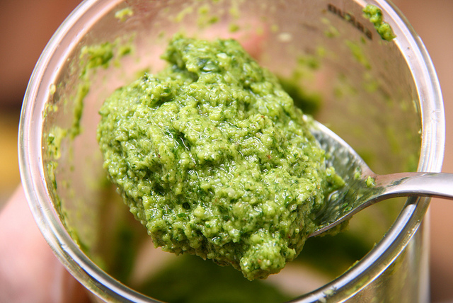 Come preparare il pesto al prezzemolo e mandorle