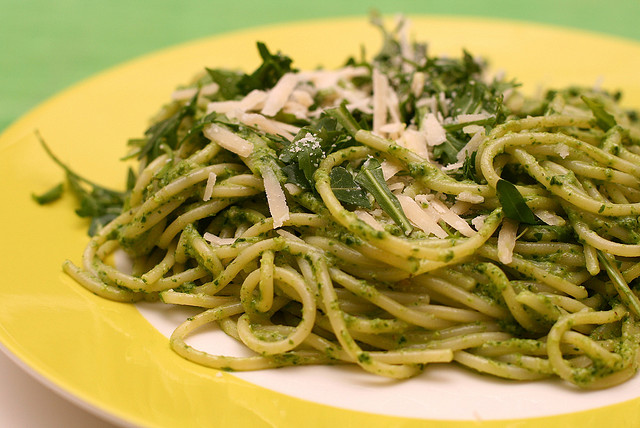 Il pesto alla rucola e basilico con la ricetta per il Bimby