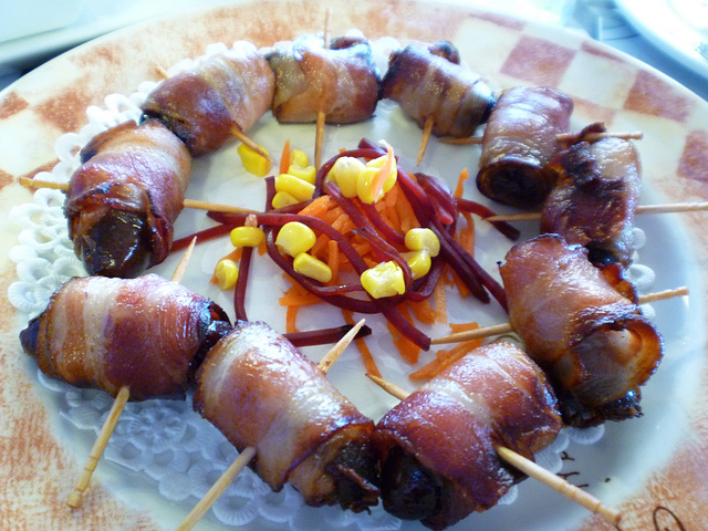 Prugne e pancetta al forno per un antipasto sfizioso