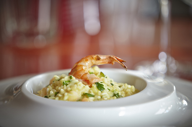 Il risotto zucchine e gamberetti con la ricetta gustosa per l’estate