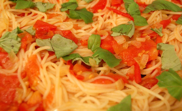 Spaghetti al pomodoro crudo e basilico per un primo piatto veloce