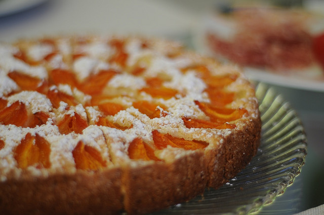 La torta con albicocche fresche con la ricetta per l’estate