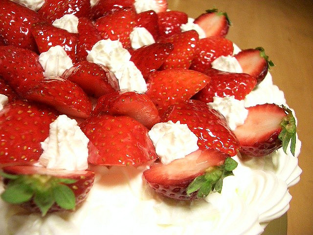 La torta alle fragole e crema chantilly per il dessert di fine pasto