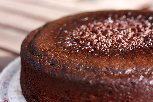 La torta alle prugne secche e cioccolato con la ricetta veloce