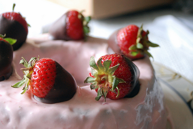 Come decorare una torta con le fragole, ecco i consigli di Gustoblog