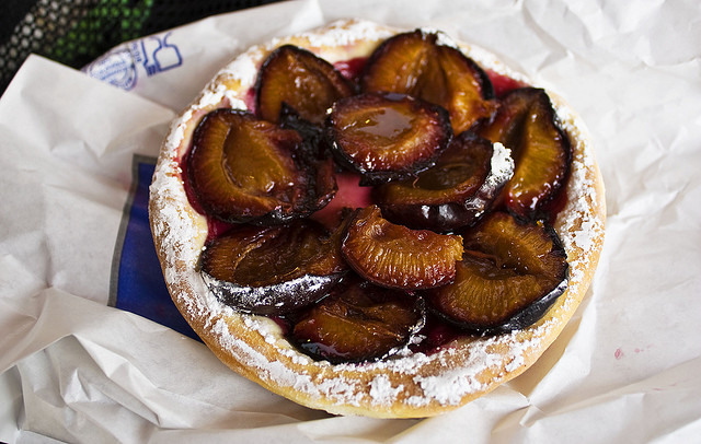 La crostata di prugne freshe, la ricetta per la merenda sfiziosa