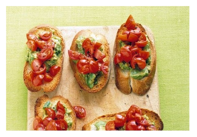 Bruschette con pesto e pomodoro, la ricetta per l’antipasto estivo