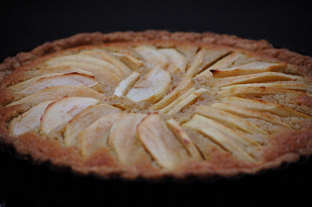 Come preparare la crostata alle mandorle e mele per la colazione