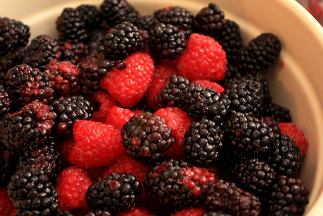 I frutti di bosco con crema al mascarpone per un goloso dessert