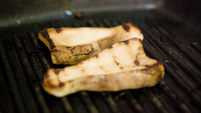 Come preparare i funghi alla griglia per un contorno semplice