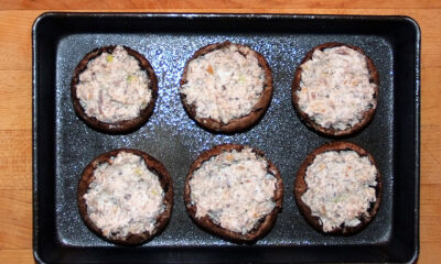 I funghi ripieni al forno con formaggio per un antipasto sfizioso