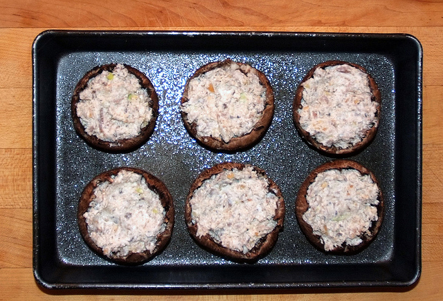 I funghi ripieni al forno con formaggio per un antipasto sfizioso