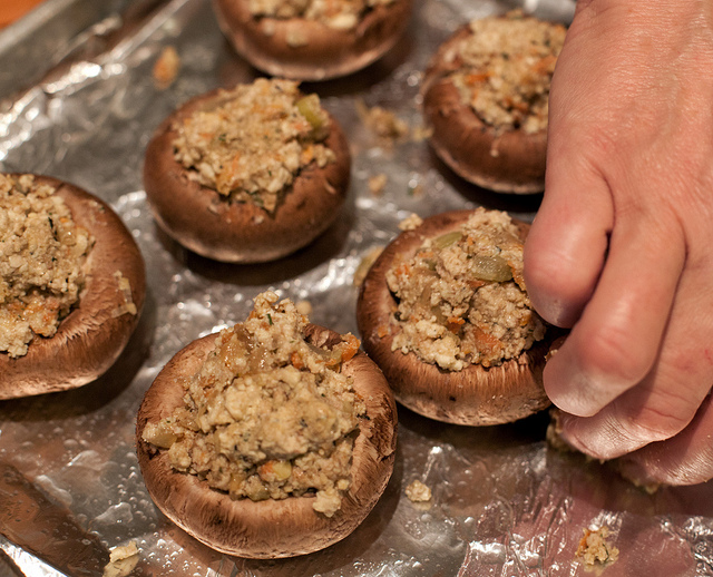 I funghi ripieni al forno con pancetta con la ricetta facile