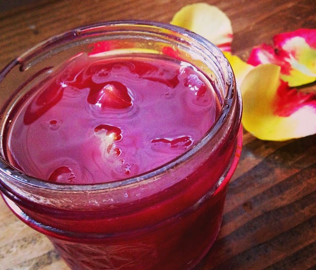 La marmellata ai petali di rosa da fare in casa