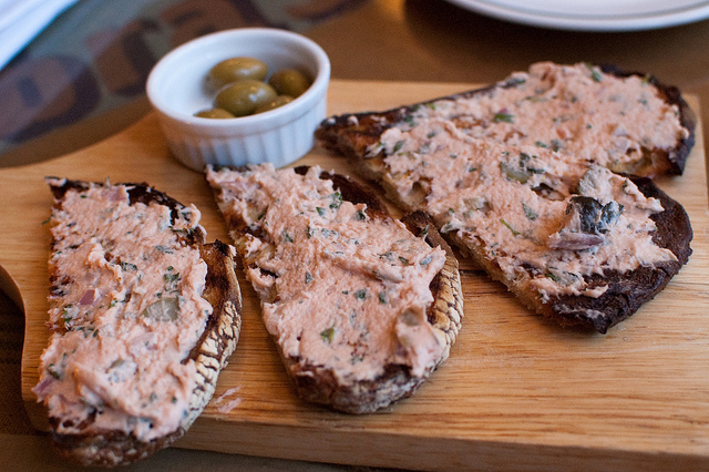 Come fare la mousse di caprino e tonno per condire le bruschette