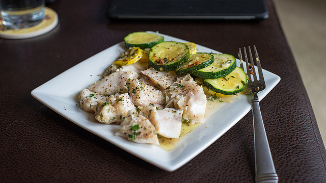 Il nasello con le zucchine al forno per un secondo piatto completo