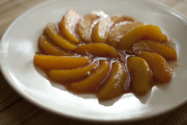 Le pesche alla cannella per il dessert di fine pasto