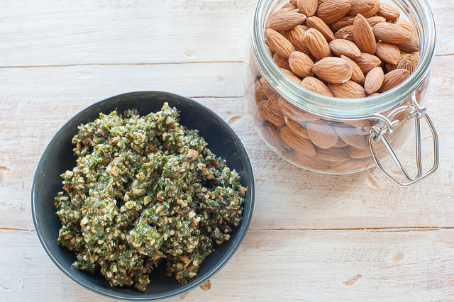 Pesto di olive e mandorle, il condimento gustoso per la pasta