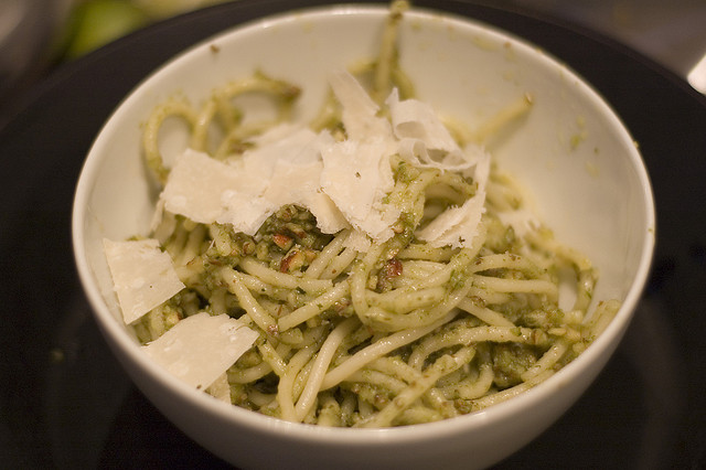 Il pesto mandorle e menta nella ricetta per condire la pasta