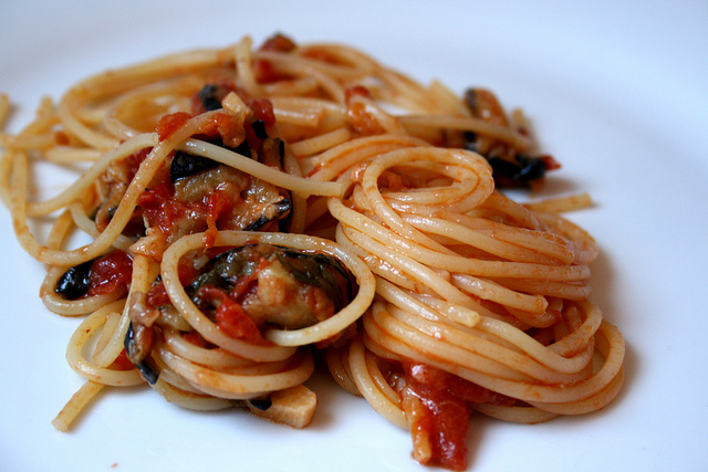 Gli spaghetti con spada e melanzane da provare con la ricetta originale