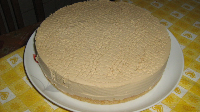 La torta fredda al caffè per un dessert di fine pasto estivo