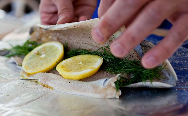 La trota al cartoccio con il limone con la ricetta semplice